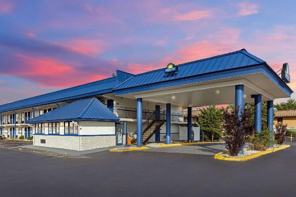 Days Inn by Wyndham Knoxville North image 1