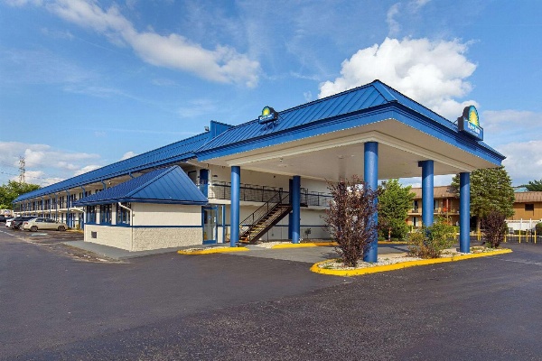 Days Inn by Wyndham Knoxville North image 3